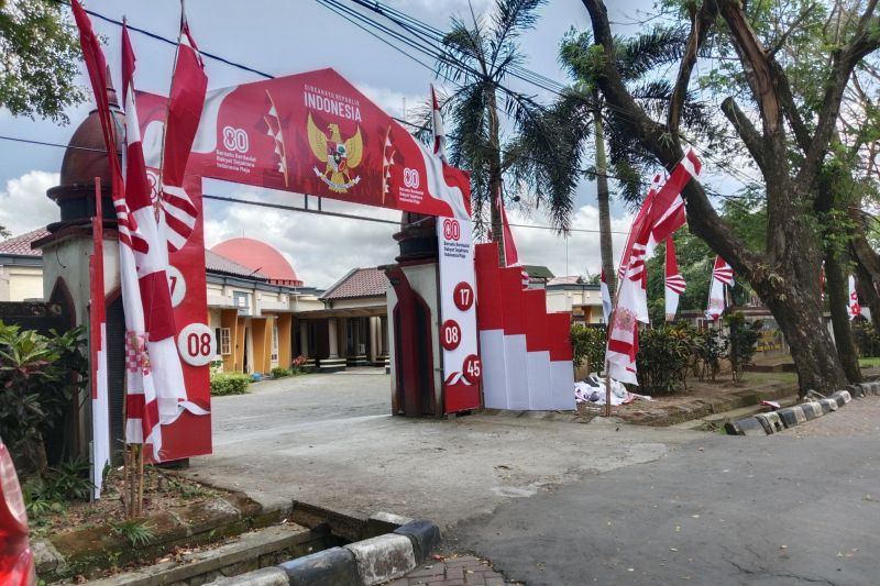 Disdikbud Lombok Tengah Ingatkan Sekolah Tak Pasang Bendera One Piece