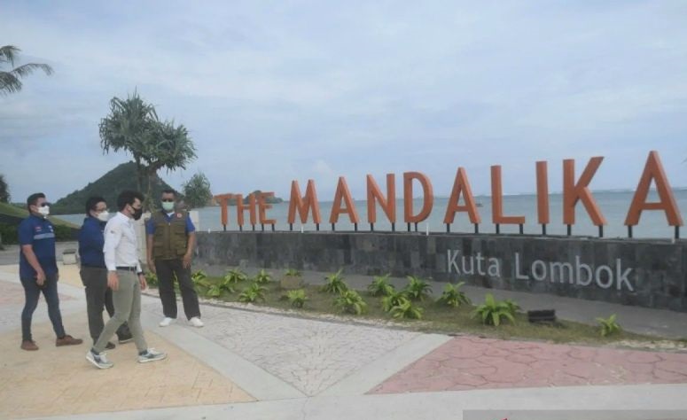 Pemprov NTB Pasang PJU Tenaga Surya untuk Terangi KEK Mandalika