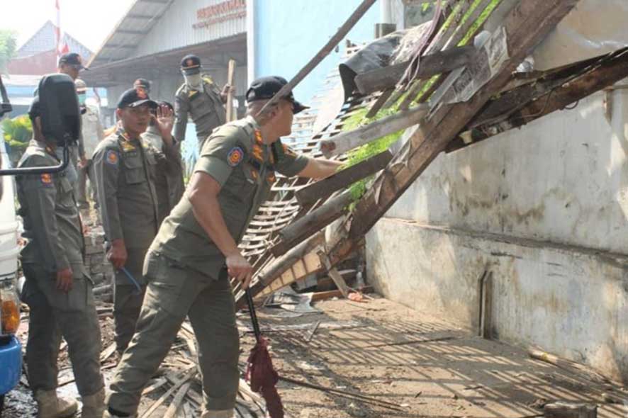 Penertiban Puluhan Bangunan Liar di Pasar Deprok Jakarta Barat