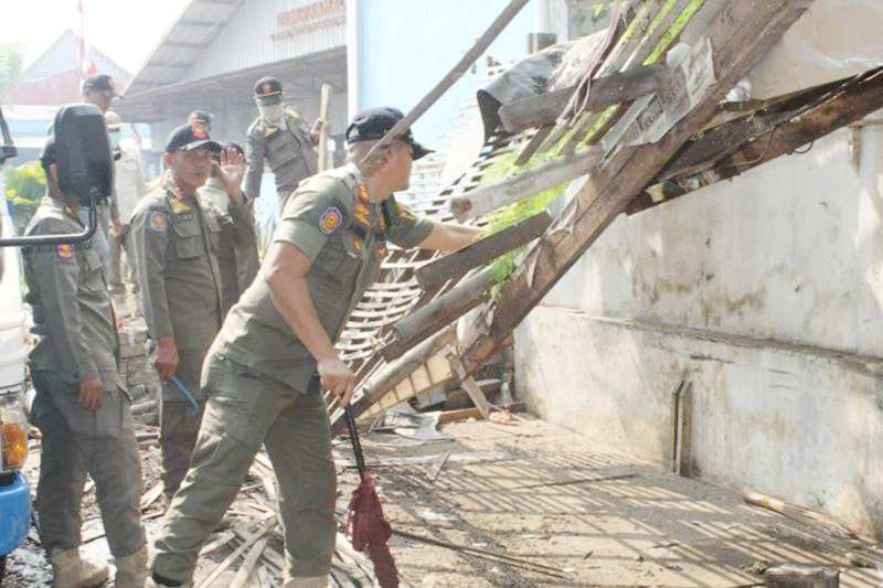 Puluhan Bangunan Liar di Pasar Deprok Jakbar Ditertibkan