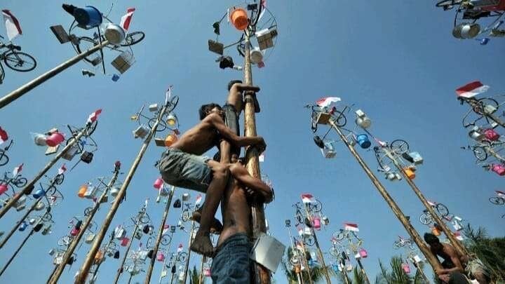 Ternyata Ini Asal Mula dan Filosofi Dibalik Lomba Panjat Pinang 17 Agustus