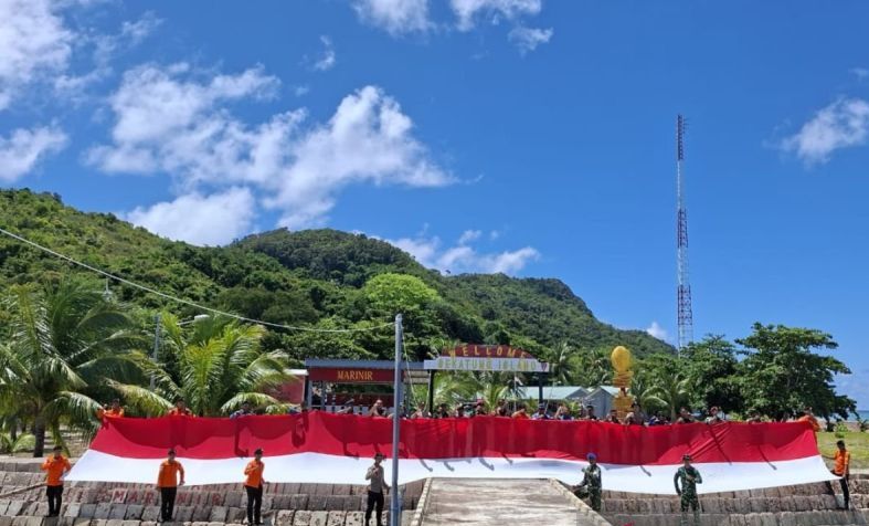 Semangat Kemerdekaan di Batas Negeri, Basarnas Natuna Kibarkan Bendera di Pulau Terluar