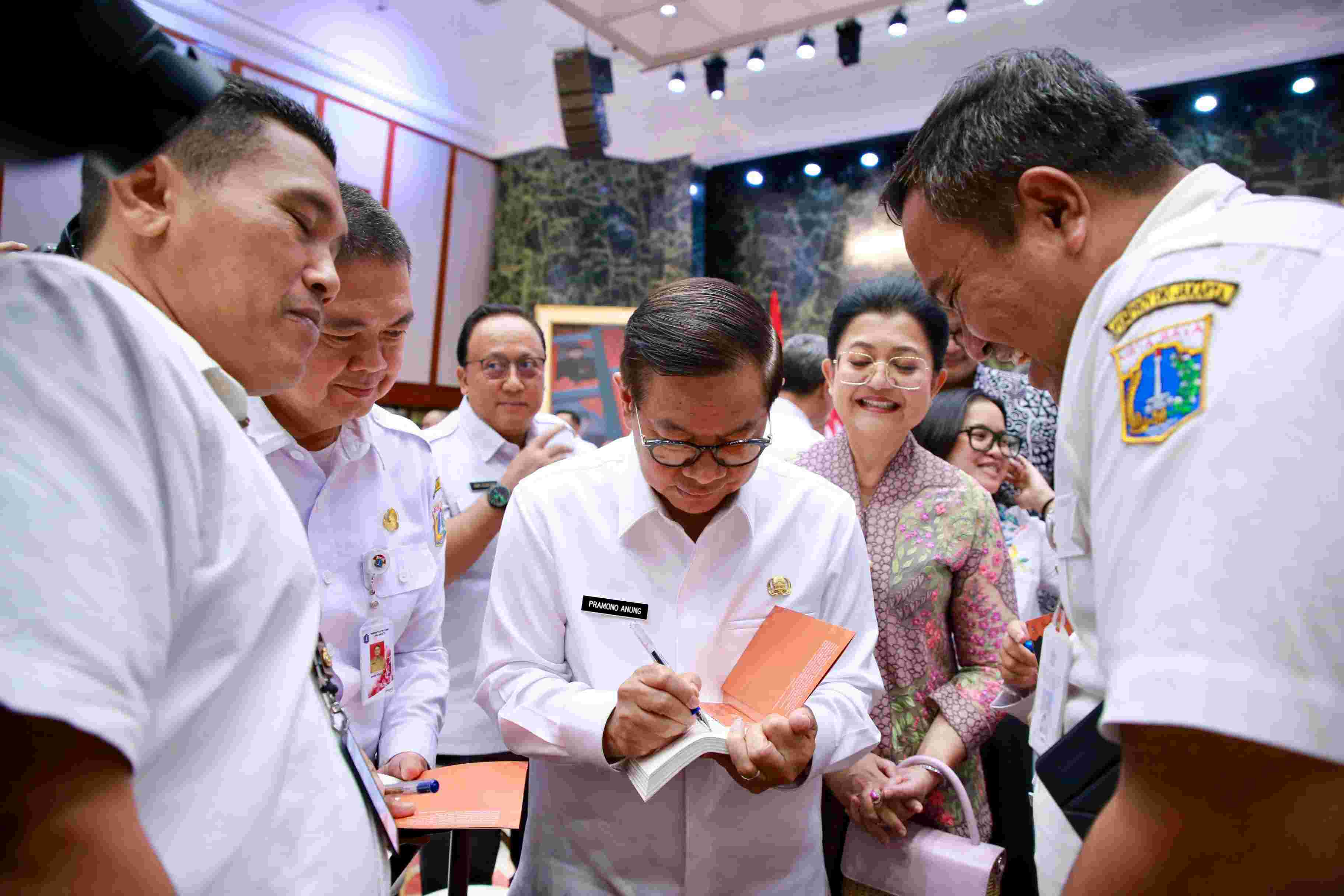 Gubernur Pramono Anung Lunc...