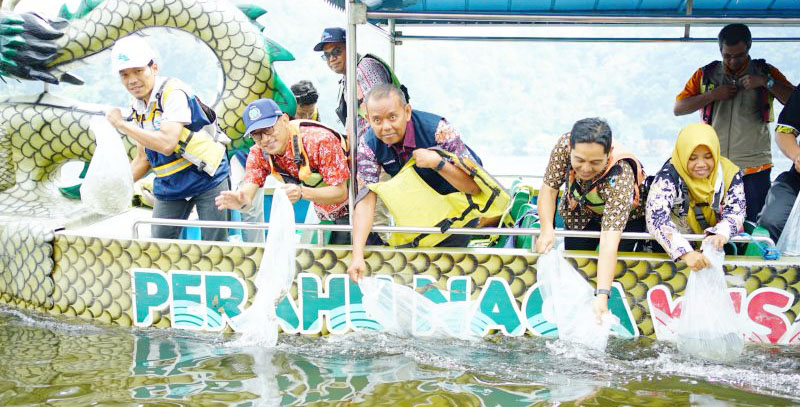 PJT I Tebar 30.000 Benih Ikan Jaga Ekosistem Telaga Ngebel Ponorogo