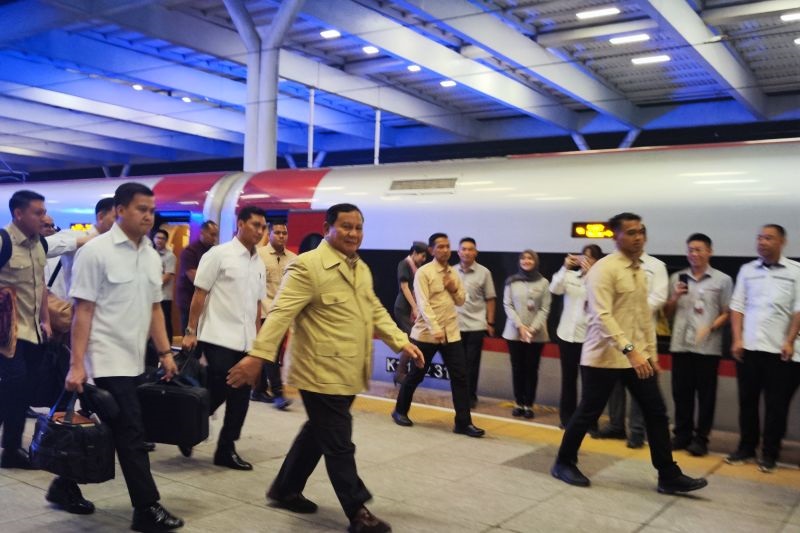 Puji Whoosh, Presiden Prabowo Acungkan Jempol untuk Kereta Cepat Indonesia