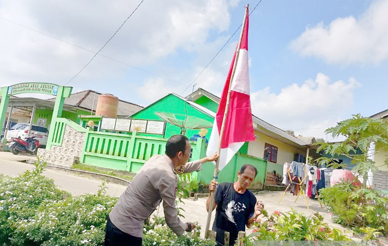 Polres Bangka Tengah Bagi-Bagi Bendera Merah Putih Jelang HUT ke-80 RI