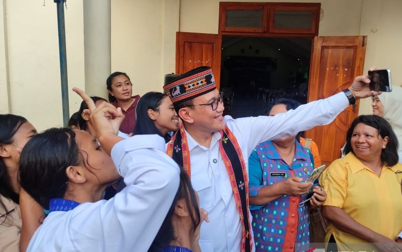 Menteri P2MI Beri Saran agar Pelajar SMK di Labuan Bajo Jadi PMI Profesional