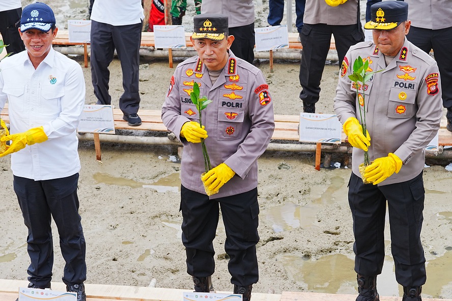 Aksi Tanam Mangrove di Kalbar: Kapolri Ingatkan Pentingnya Lindungi Alam bagi Anak-Cucu
