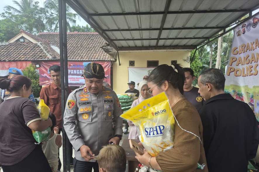 Bonus Beras untuk Ibu Hamil dan Lansia di Gerakan Pangan Murah Polres Serang