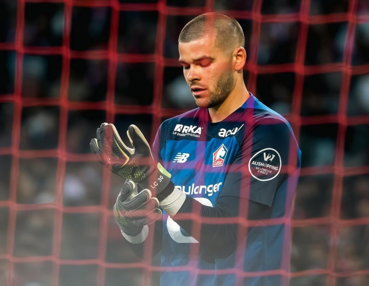 PSG Sepakat Datangkan Kiper Lille Lucas Chevalier