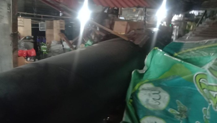 Truk Bawa Pipa Besi Jumbo Jatuh dari Tol Wiyoto Wiyono, 9 Lapak Remuk dan Pedagang Terluka!