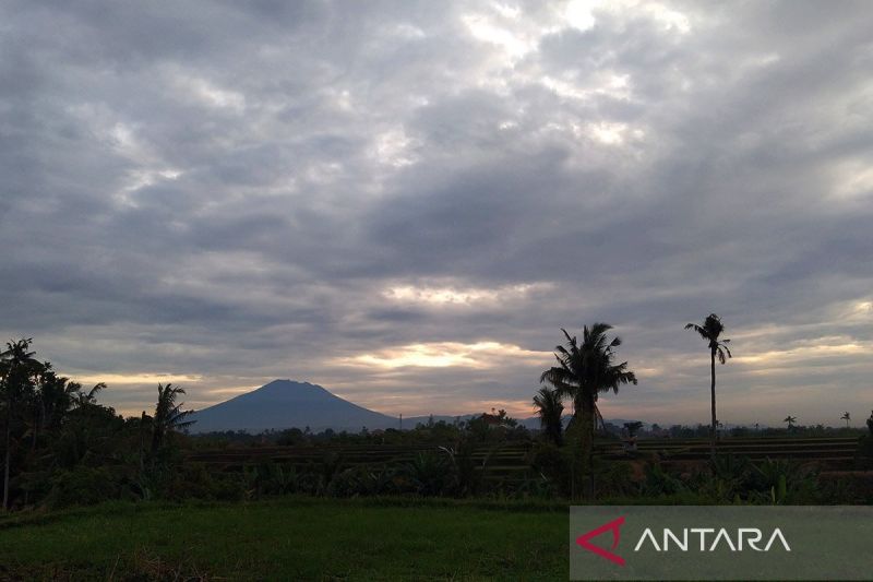 Cuaca Akhir Pekan, Sejumlah Kota Besar Diprakirakan Berawan dan Hujan  