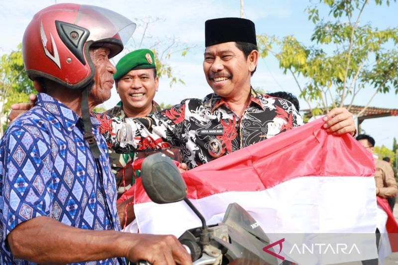 Gambar berita terkait Pemkab Penajam Bagikan 1.500 Bendera kepada Pengguna Jalan Semarakkan HUT RI
