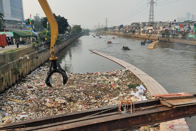Kodam Jaya Bersih-bersih Banjir Kanal Barat, Sampah Plastik Paling Banyak Ditemukan