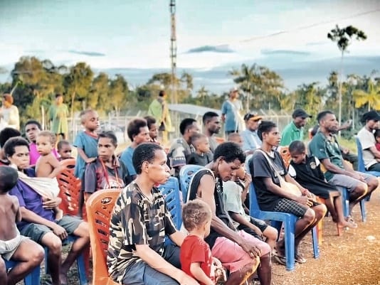 Satgas Yonif 126/KC Peduli Kesehatan Warga Inggembit, Bagikan Makanan Bergizi & Layanan Medis