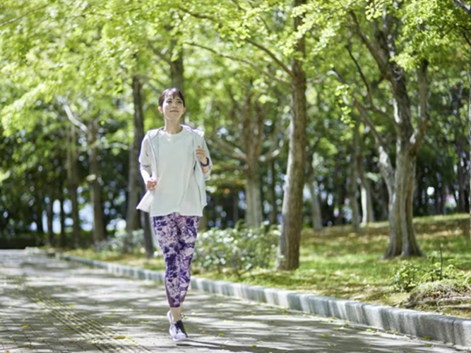Lagi Tren di TikTok! Olahraga "Japanese Walking" Ini Patut Dicoba, Simak Penjelasan Para Ahli