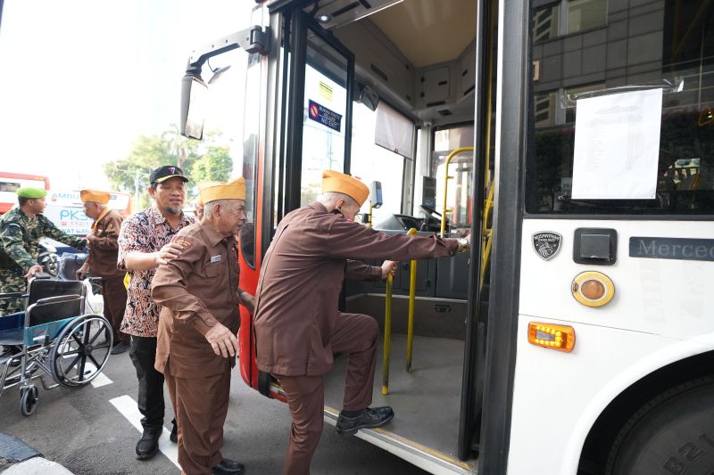Sambut Kemerdekaan, Pemprov DKI Beri Penghormatan 500 Veteran Lewat Tur Transjakarta