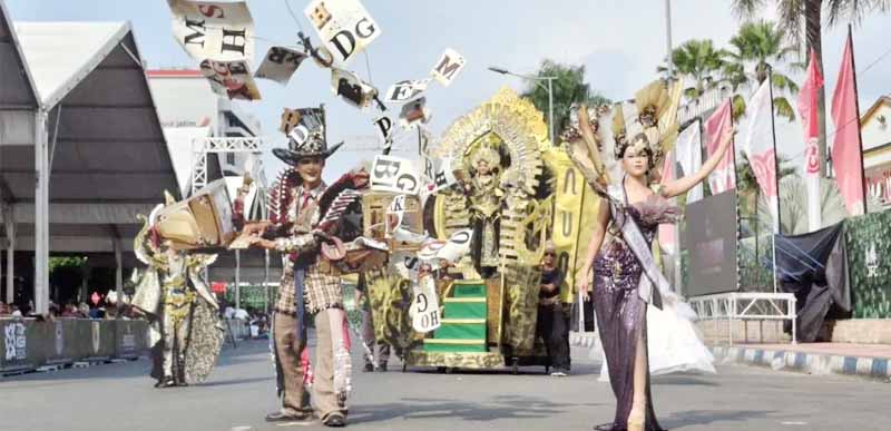 Karnaval Busana "Evoluxion: Dream, Evolve, Triumph" Memukau di Grand JFC 2025