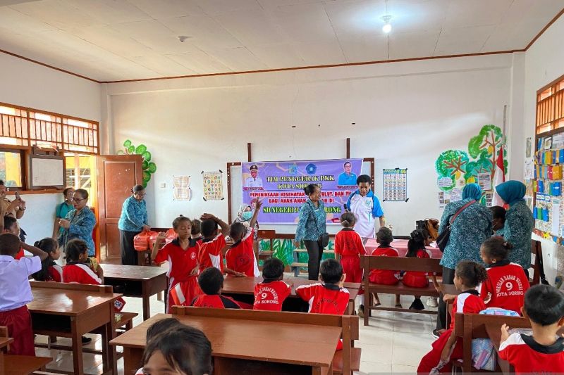 Anak SD di Sorong Dapat Pemeriksaan Kesehatan Gratis dari TP PKK untuk Pantau Tumbuh Kembang