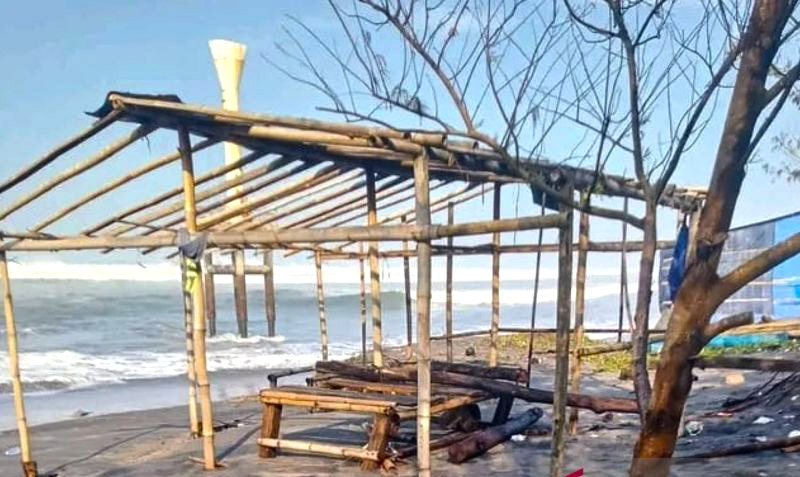 Gelombang Mengamuk, BPBD Cianjur Siaga di Pantai Selatan