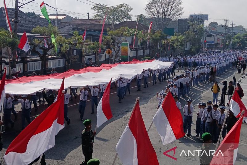 Pelajar dan Kodim Temanggung Kibarkan Merah Putih Raksasa Sambut HUT ke-80 RI