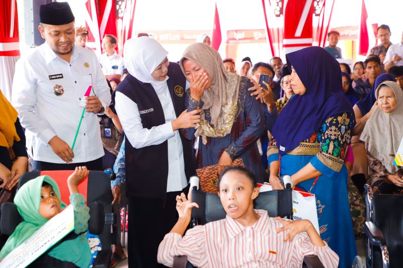 Khofifah Indar Parawansa Kunjungi Sampang, Salurkan Bansos dan Bendera untuk Warga