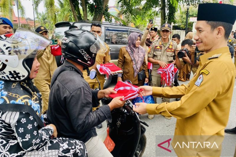 Sambut HUT RI, Pemkab Aceh Barat Bagikan 3.500 Bendera Merah Putih ke Masyarakat 