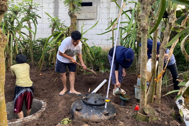 Mahasiswa FMIPA UB Dampingi Warga Banyuwangi Produksi Biogas dari Limbah Ternak