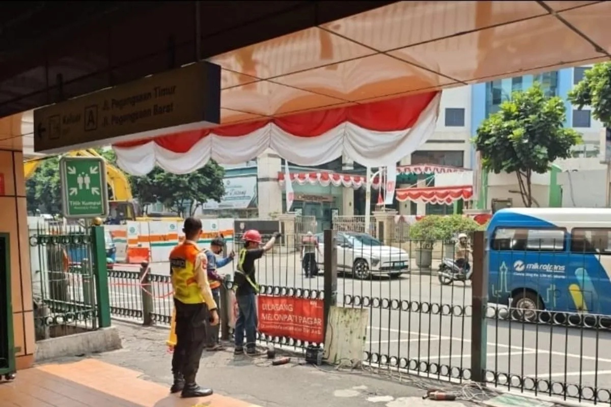 Cegah Penumpang Bandel, KAI Tinggikan Pagar Stasiun Cikini Jadi 1,7 Meter