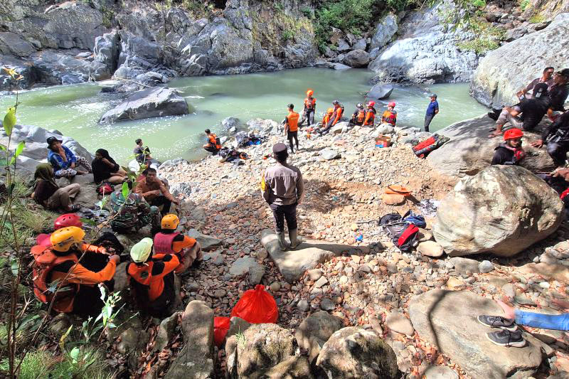 Tim SAR Maros Terus Cari Pemuda yang Tenggelam di Air Terjun