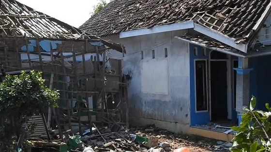 Amarah Warga Meledak! Rumah dan Motor Afandi Pembunuh Bocah 7 Tahun di Pasuruan Dihancurkan hingga Tinggal Kerangka