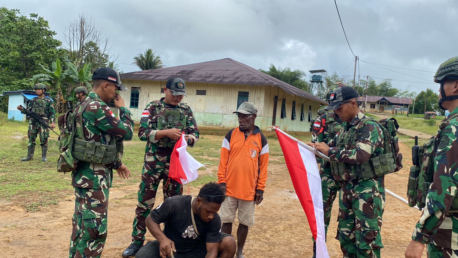 HUT RI di Perbatasan: Sinergi TNI dan Warga Upkim Kibarkan Merah Putih