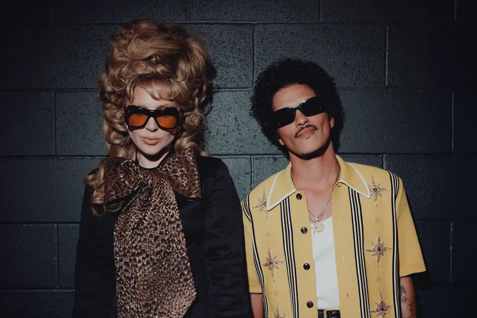Lady Gaga dan Bruno Mars Du...