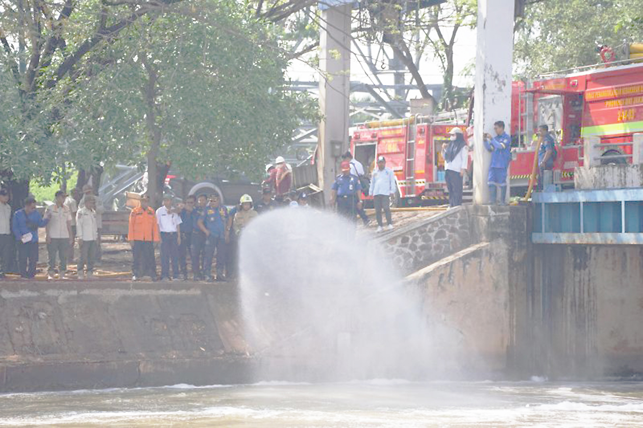 Heboh Busa Tebal di BKT! Pemprov DKI Turunkan Mikroba Pemakan Limbah