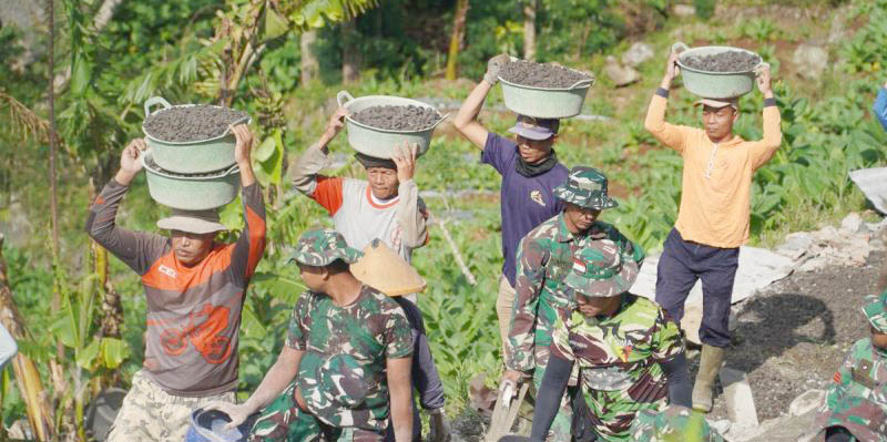 Semangat Gotong Royong  Warga dan Prajurit TNI Bangun Jalan Beton di Lereng Gunung Sumbing