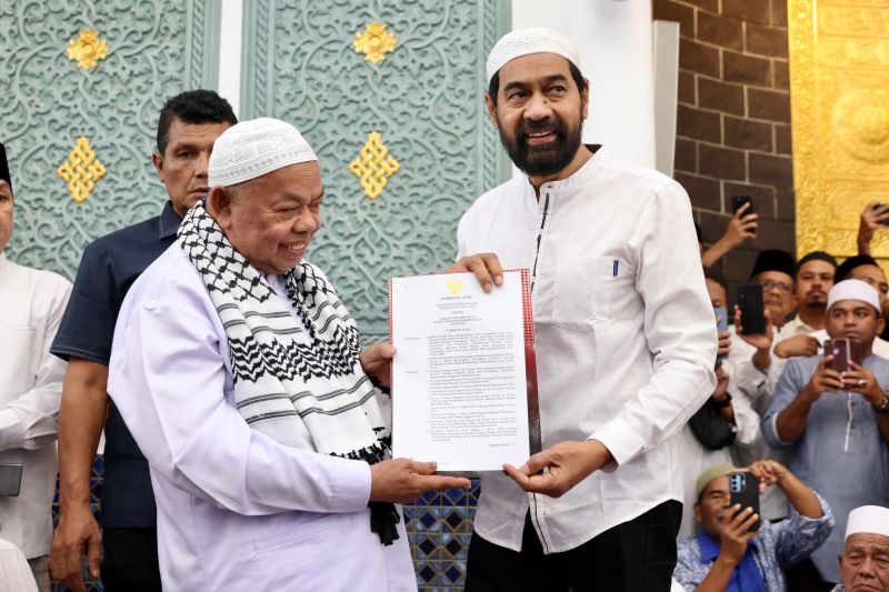 Mualem Kukuhkan Abu Paya Pasi sebagai Imam Besar Masjid Raya Baiturrahman Aceh