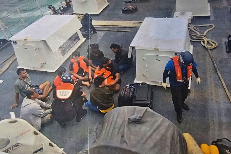 Bakamla RI Pulangkan Delapan ABK WNI Diduga Korban TPPO di Perairan Korsel