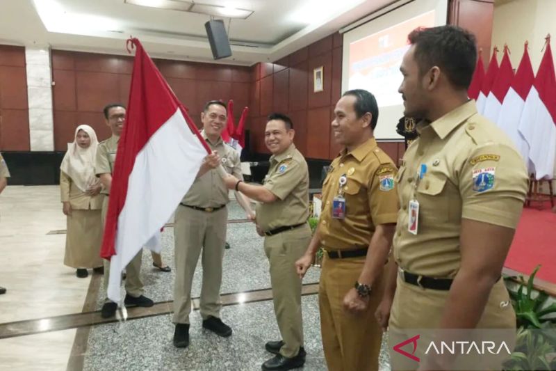 Jaktim Canangkan Gerakan Pembagian Bendera Merah Putih