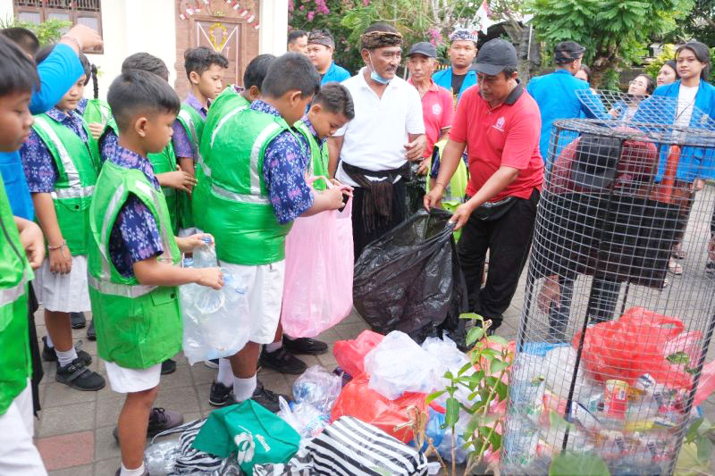 Pelajar di Denpasar Bali Kumpulkan Sampah Plastik