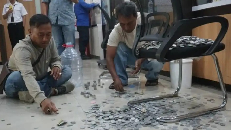 Gambar berita terkait Warga Jombang Protes PBB Naik 370 Persen, Bayar Pajak Pakai Koin Segalon hingga Loket Penuh