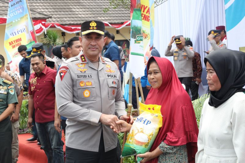 Polda Banten Distribusikan 35,5 Ton Beras untuk Warga