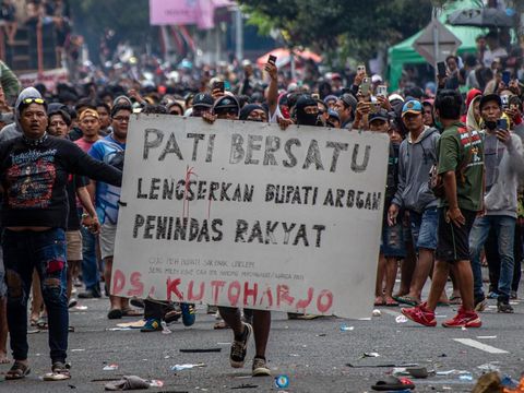 Pati Memanas! Fakta Demo Tuntut Bupati Sudewo Mundur Berakhir Ricuh, 34 Orang Luka 11 Ditangkap, Mobil Polisi Dibakar!