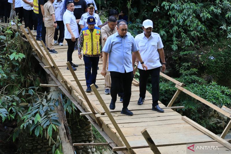 Viral Aksi Bidan Seberangi Sungai di Pasaman Sumbar, PU Segera Bangun Jalan dan Jembatan 