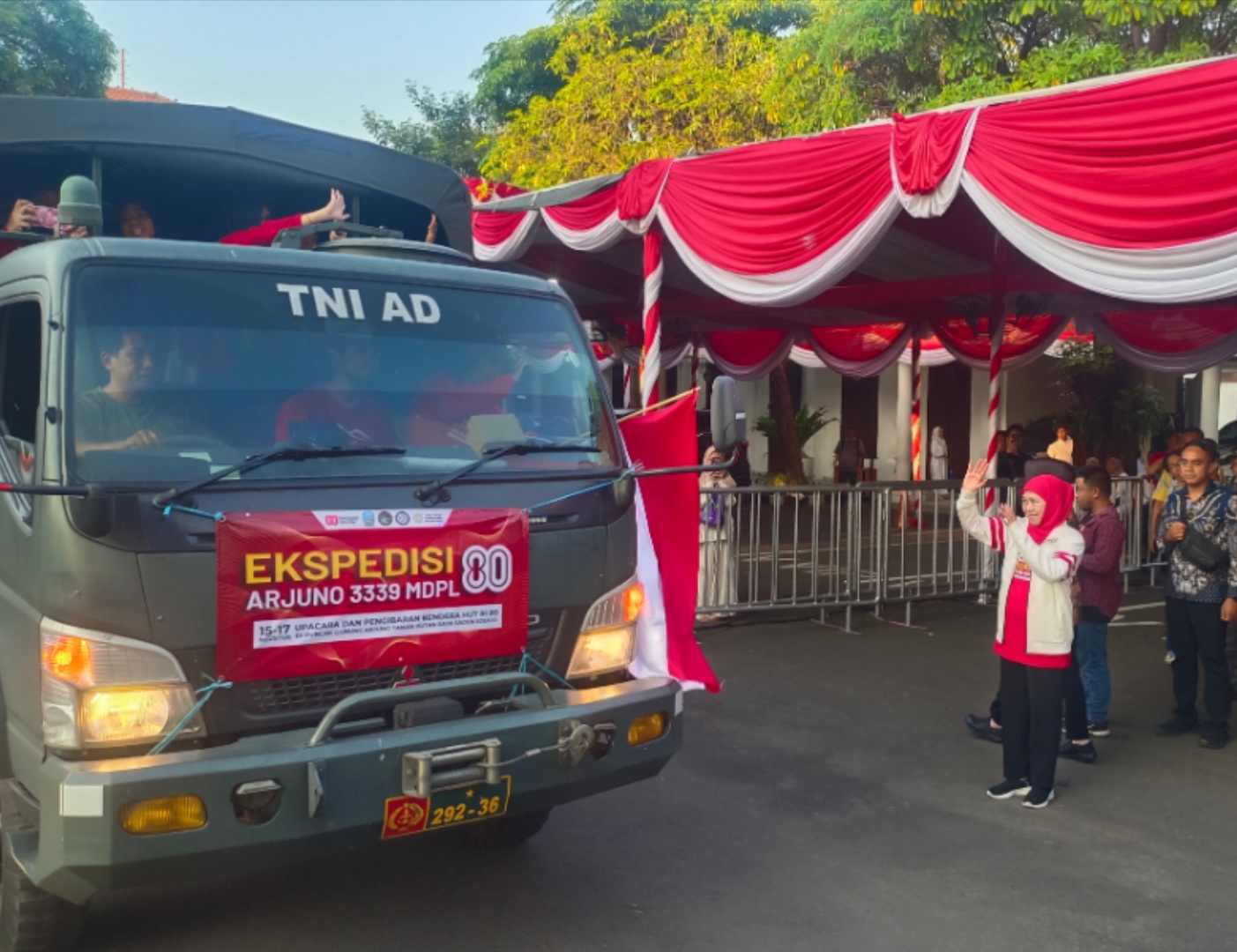 Kobarkan Semangat Nasionalisme, Khofifah Berangkatkan Tim...