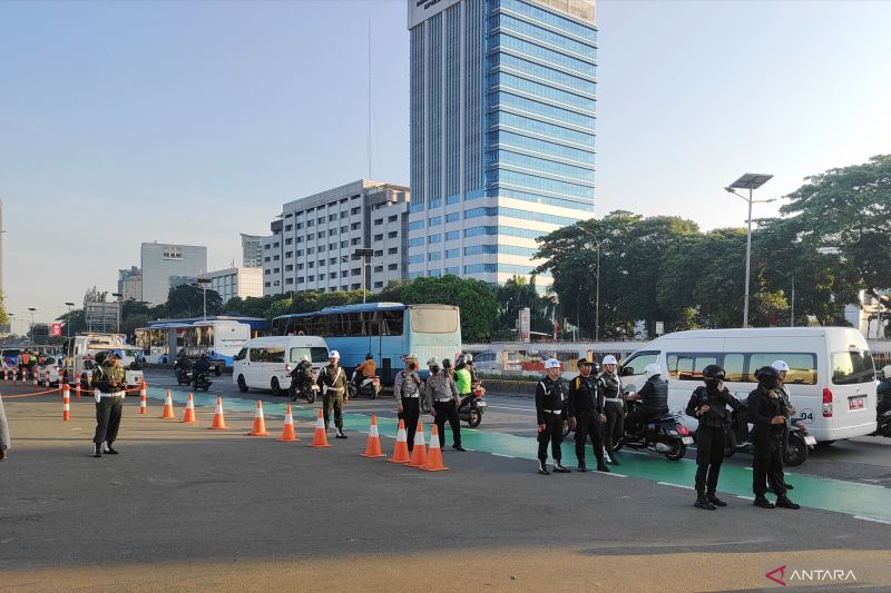 Jelang Sidang Tahunan, Arus Lalu Lintas di Depan Gedung DPR/MPR Ramai Lancar