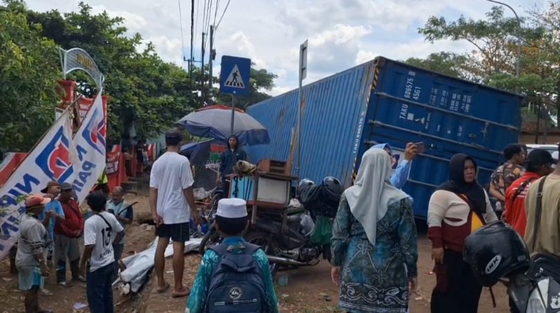 Gambar berita terkait Ngeri! 9 Siswa SD Tertimpa Kontainer Usai Lomba 17-an, Detik-detik Mencekam Terekam CCTV!