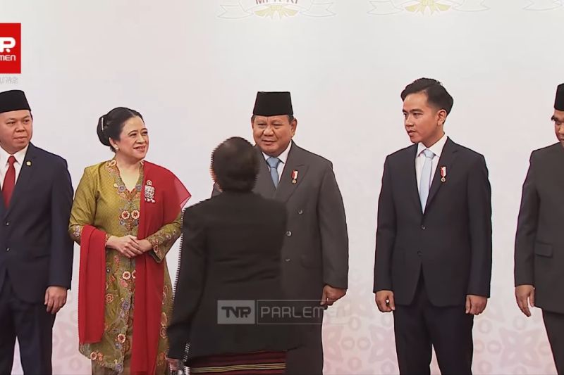 Sambut Prabowo-Gibran, Puan Tampil dengan Batik Tulis Pekalongan 