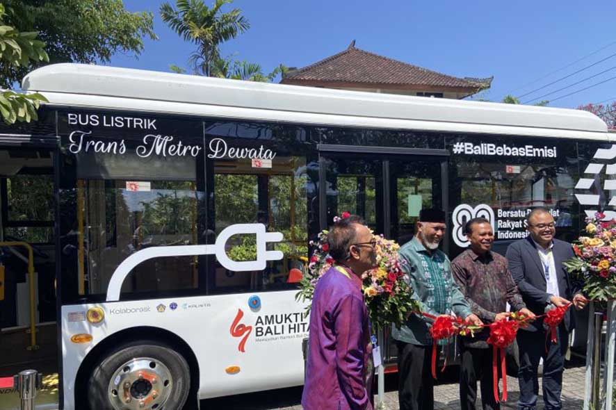 Uji Coba Bus Listrik Gratis...