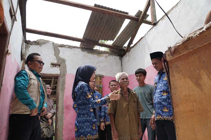 Bupati Serang Janjikan Renovasi Rumah yang Terkena Dampak Puting Beliung