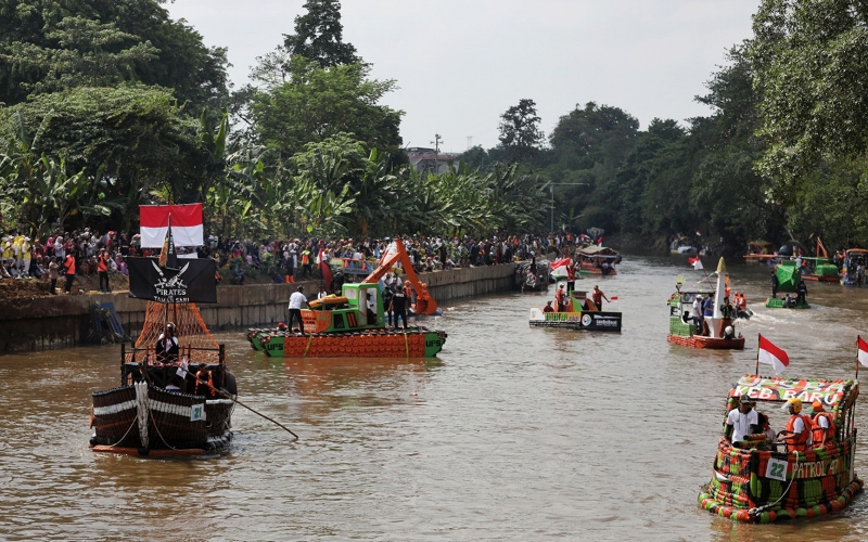 Pawai Kapal dari Botol Plastik Meriahkan Festival Ciliwung 2025